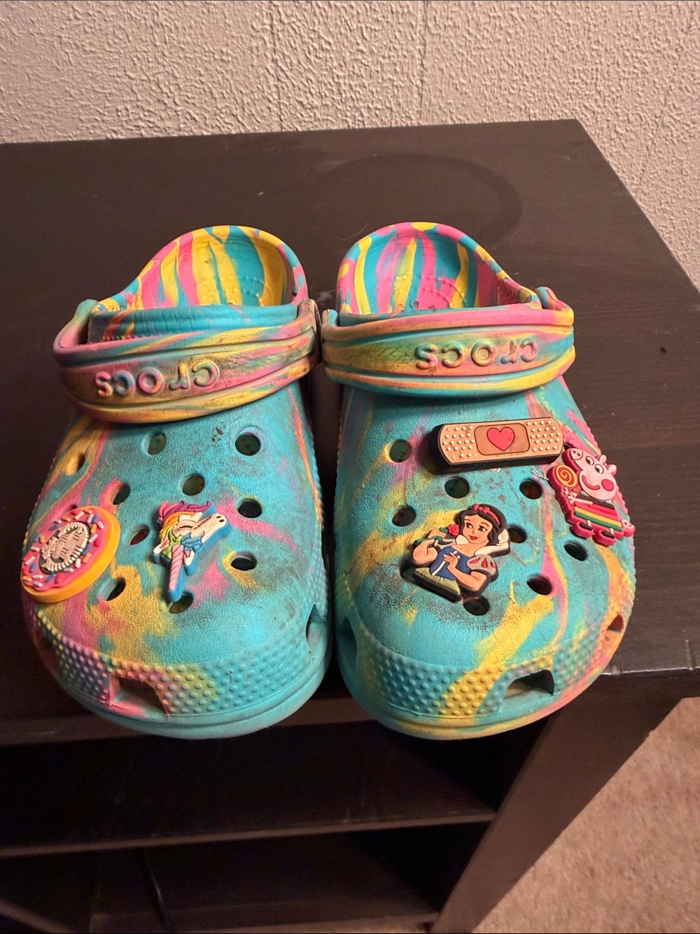 CROCS Kids Tie-Dye Turquoise Pink Yellow Clogs with 5 Charms